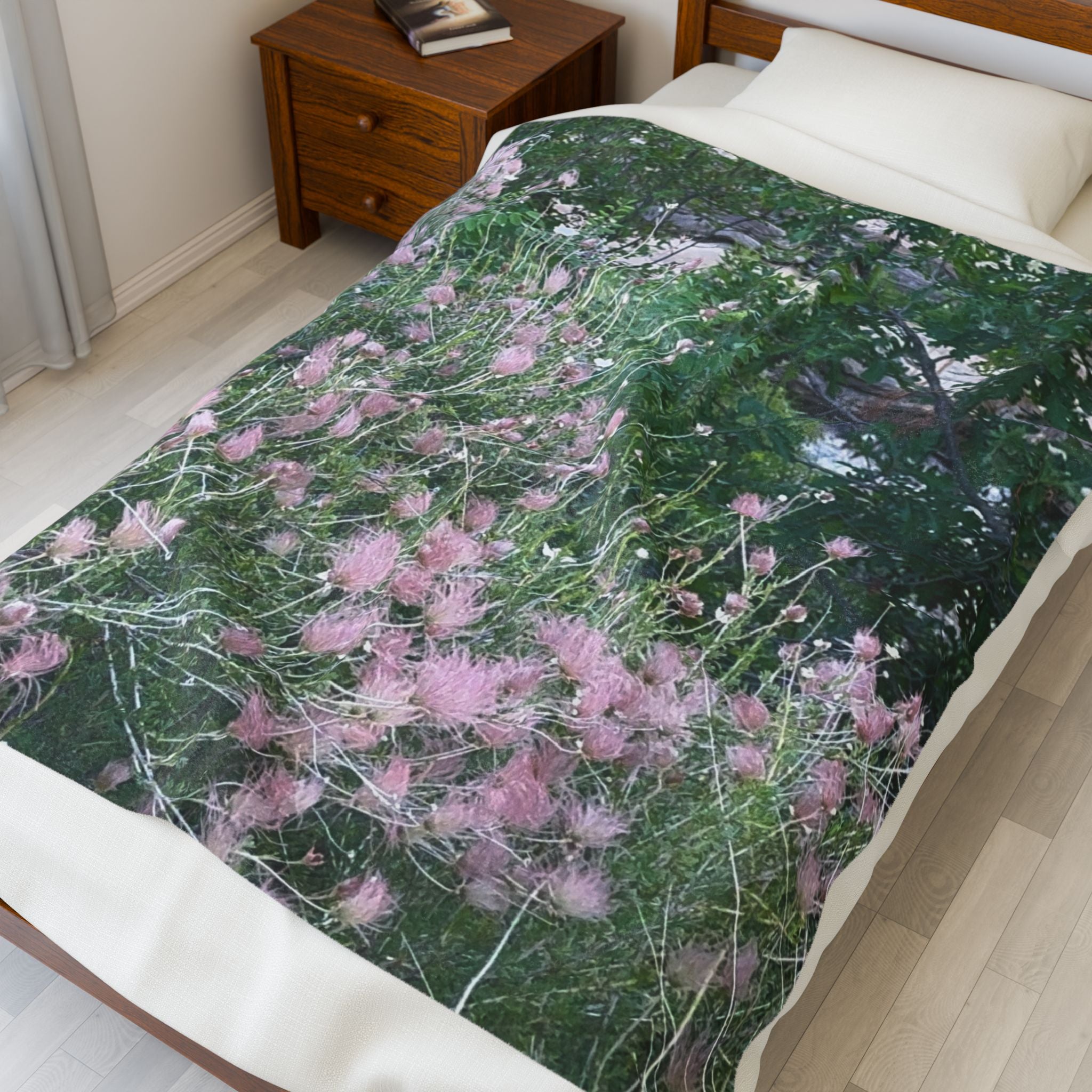 Soft Floral Velveteen Blanket – Cozy Home Décor, Gift for Nature Lovers, Elegant Throw for Relaxation, Pink Floral Design