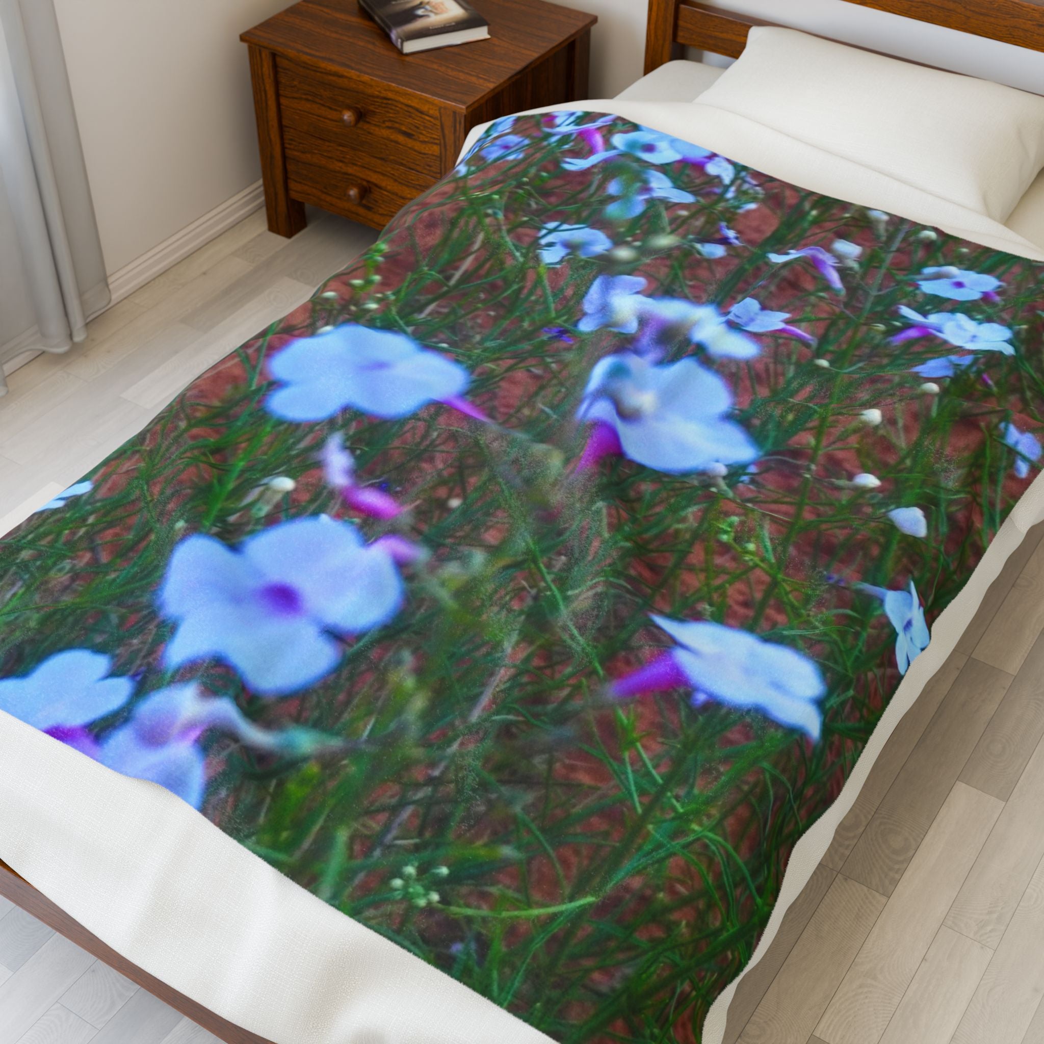 Cozy Floral Velveteen Blanket for Home Decor, Soft Throw for Living Room, Perfect Gift for Birthdays, Weddings, and Housewarmings