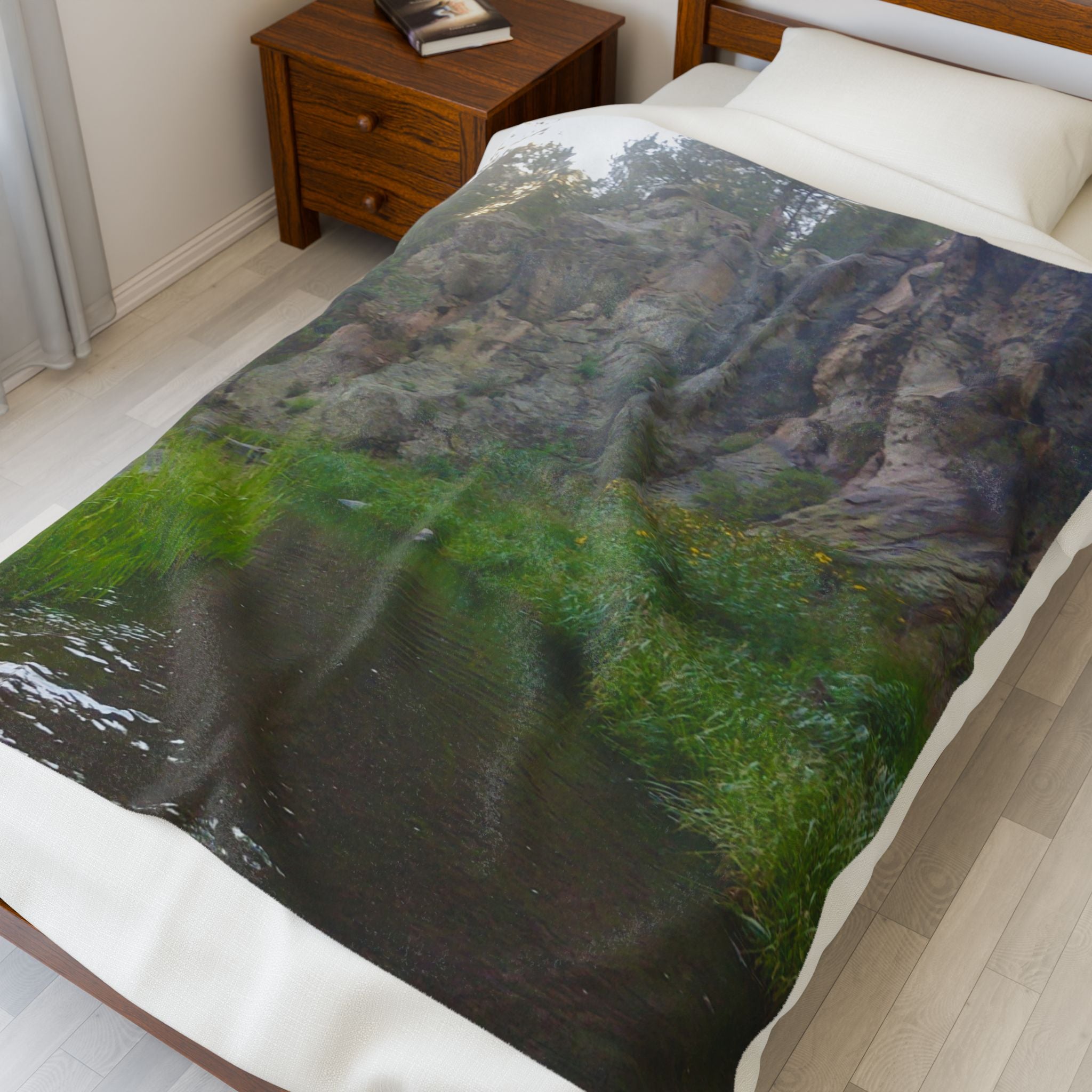 Cozy Nature-Inspired Velveteen Plush Blanket, Soft Throw for Home Decor, Perfect Gift for All Occasions, Camping Decor, Relaxation