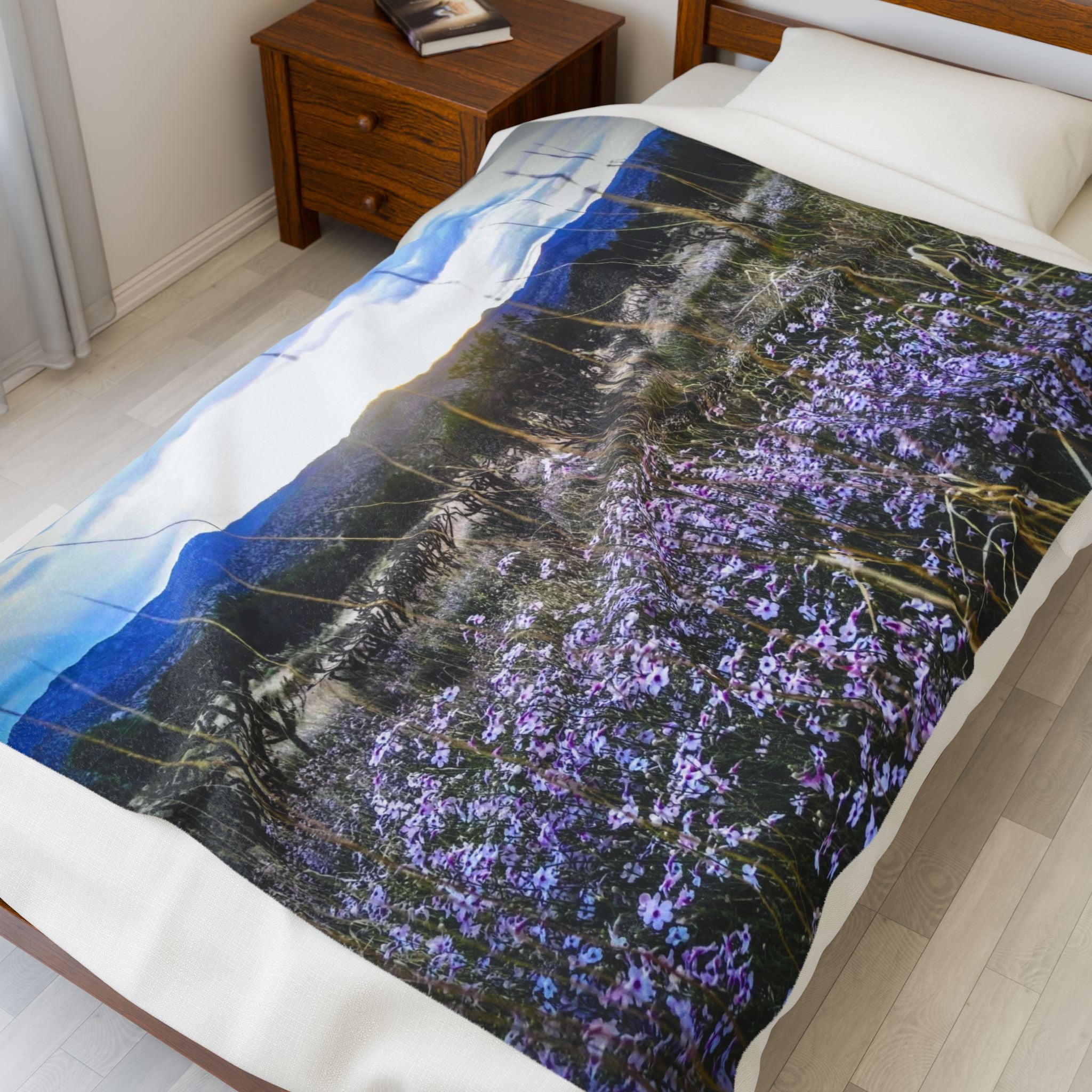 Cozy Floral Velveteen Blanket - Soft Throw for Home Decor, Gift for Her, Bedroom Accent, Comfort for All Seasons