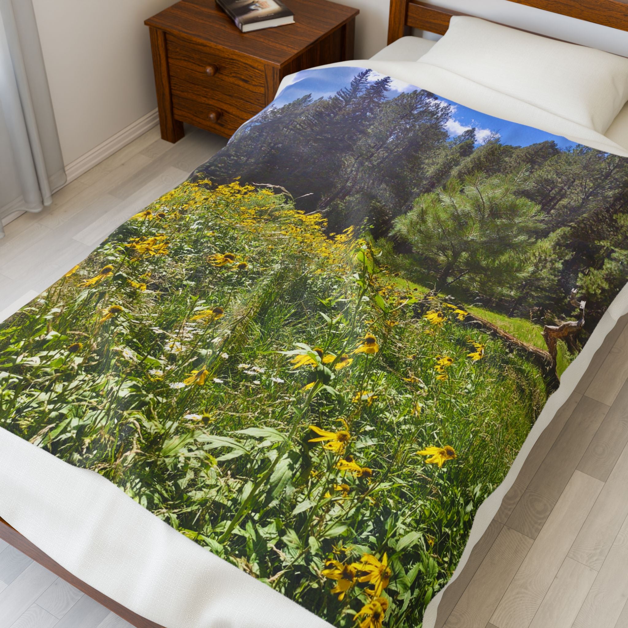 Cozy Velveteen Plush Blanket for Nature Lovers, Soft Throw, Perfect Gift for Home Decor, Warm Blanket for Camping, Picnics, Outdoor Comfort